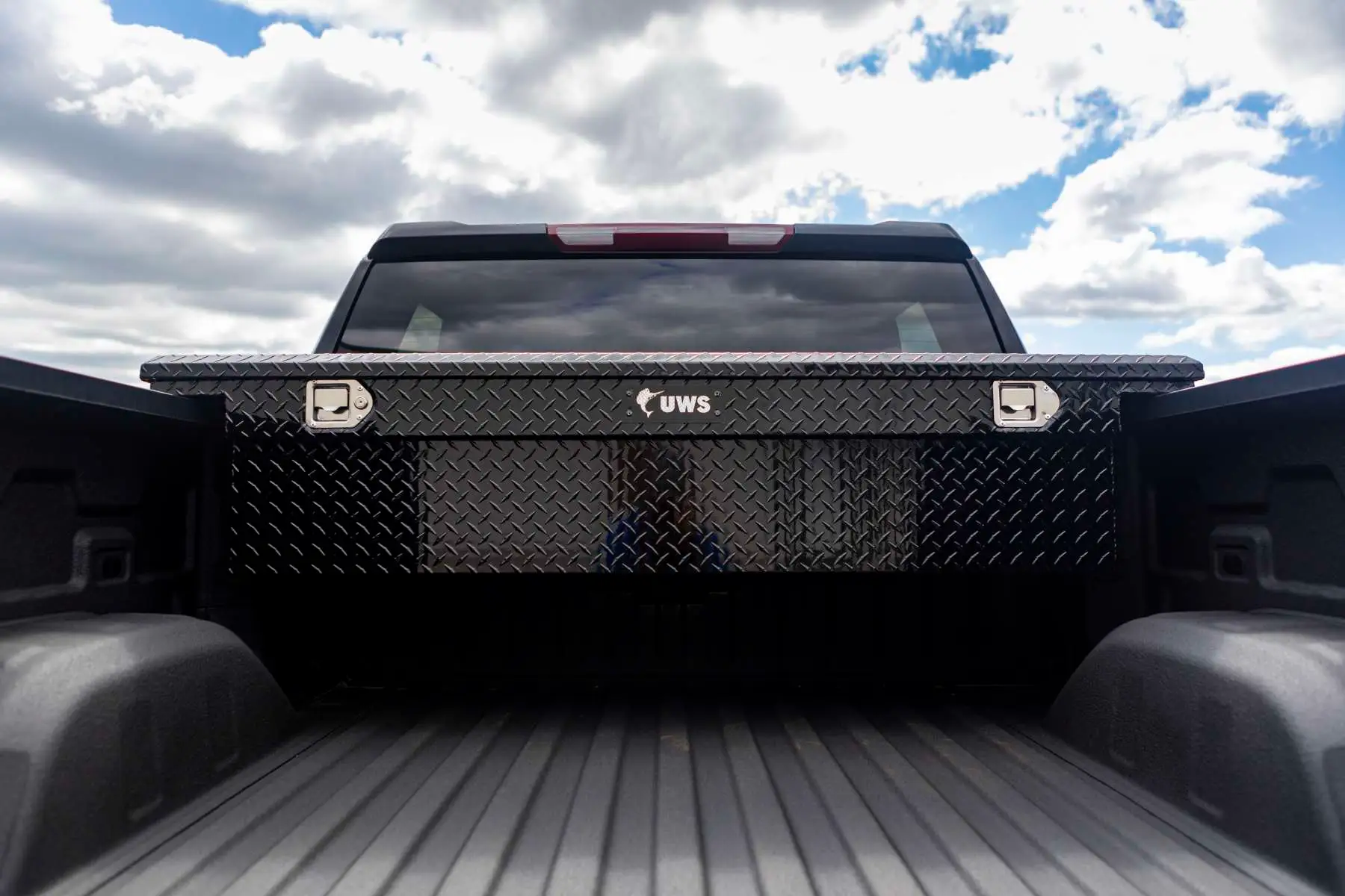 Diamond plate crossover truck tool box